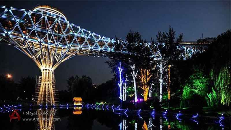 پل طبیعت از جاهای دیدنی تهران در شب
