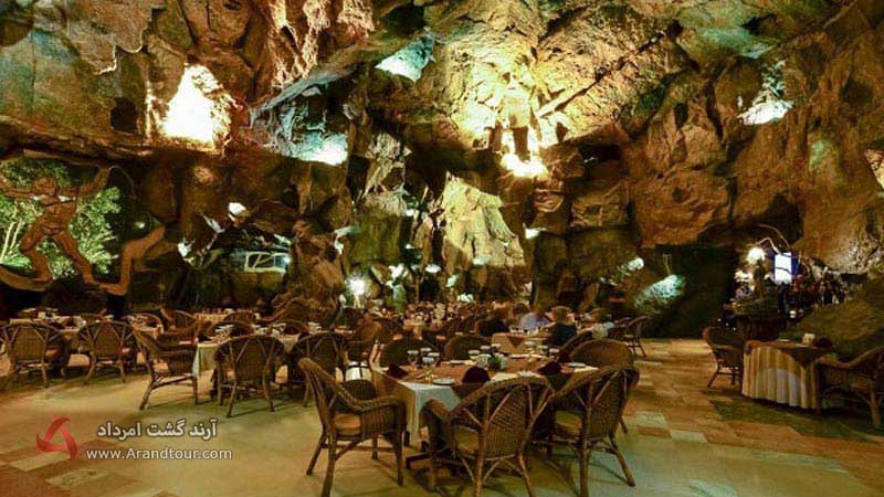 رستوران کوه سنگی از جاهای دیدنی کیش در شب