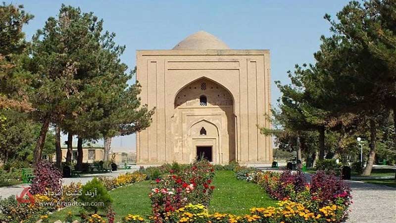 گنبد هارونیه از جاهای دیدنی مشهد در تابستان
