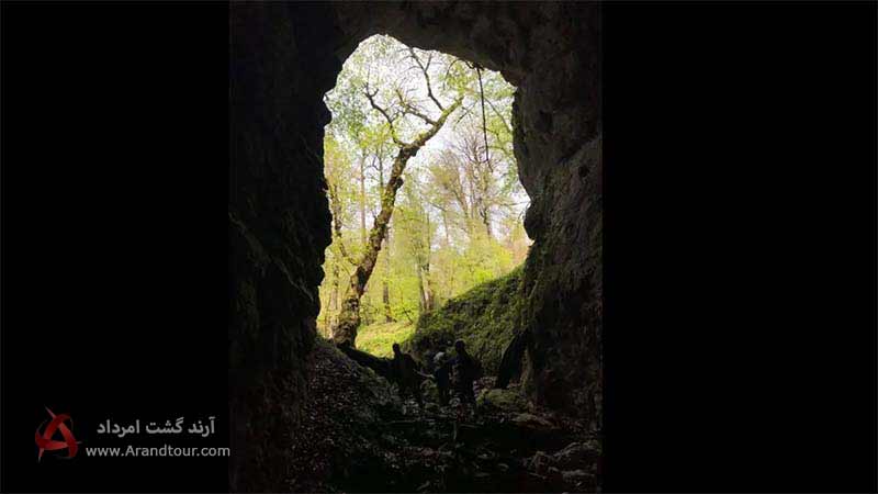 غار آویشو از جاذبه های بام سبز ماسال
