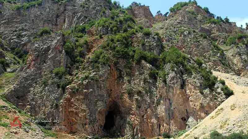 غار گنج خانه از جاذبه‌های اطراف آبشار ورزان